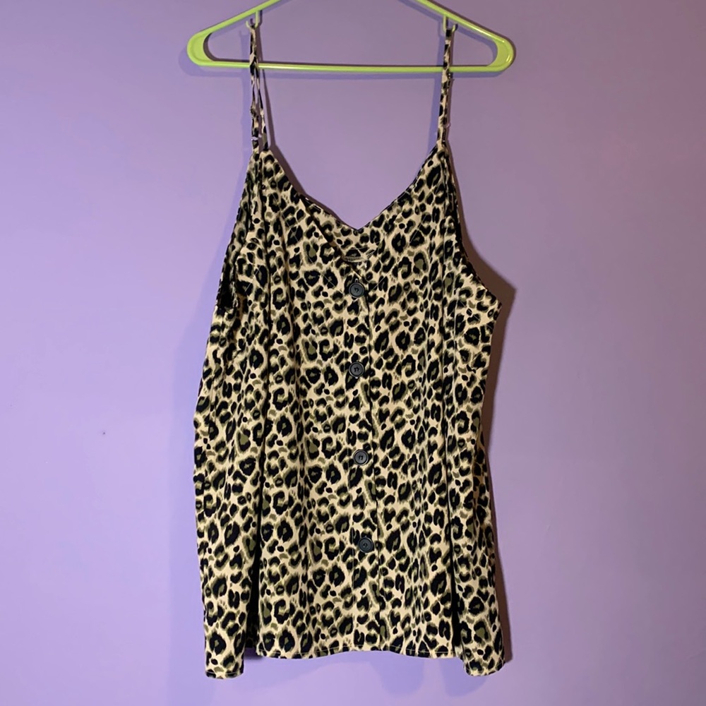 Main Strip Button Front Leopard Print Tank - Picture 2 of 6